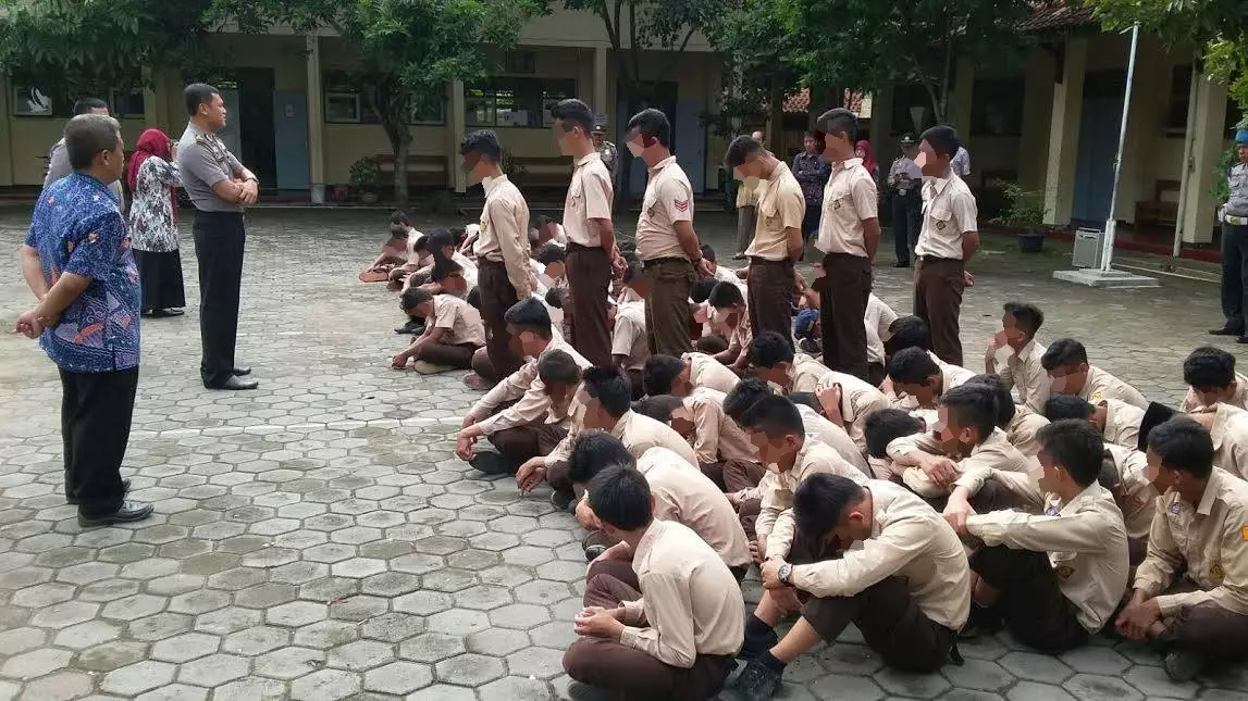 Tak terima dinasihati, puluhan siswa ini hendak keroyok guru BK