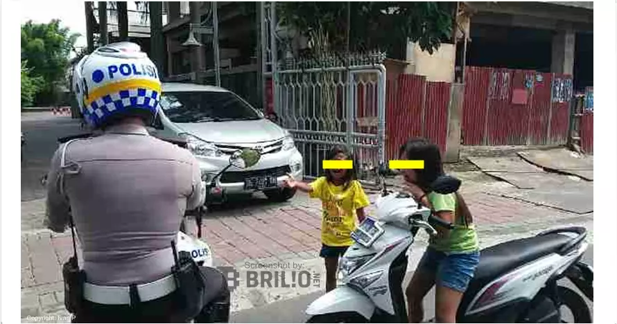 Lawan arus dan tak pakai helm, dua bocah ini nangis ditilang polisi
