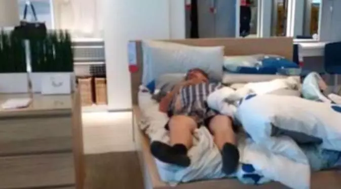 Gaya para pria saat nunggu pasangannya belanja, bikin ngakak!