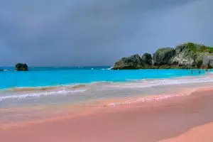 10 Pantai keren ini berpasir pink, di Indonesia ada dua lho! 