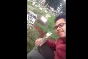 Video lelaki di pusara kekasihnya ini mengharukan
