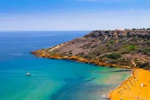 13 Pantai ini punya pasir warna-warni, hijau sampai pelangi semua ada!