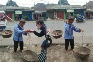 Kisah perjuangan kakek renta jual pisang & sapu ini bikin trenyuh