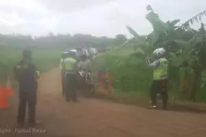 Wah! Polisi ini razia pemotor hingga jalan desa