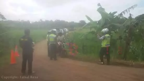 Wah! Polisi ini razia pemotor hingga jalan desa