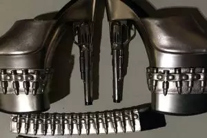 Wanita ini dicekal di bandara akibat bawa high heels, kok bisa?