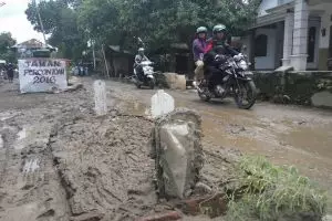 Ada kuburan di tengah jalan alternatif Mojokerto-Jombang, kok bisa?