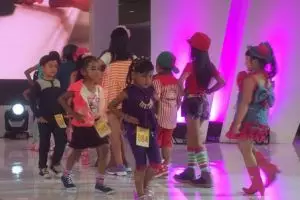 Lucunya anak-anak ini melenggak-lenggok di acara Fimela Fest