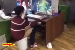 Jorok! Bocah ini berak di ember demi main game online