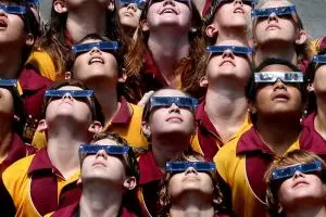 Ini cara mudah dan murah bikin kacamata gerhana matahari, brilio!