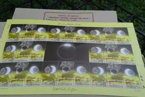 Prangko edisi gerhana matahari dibuat spesial, unik & keren banget!