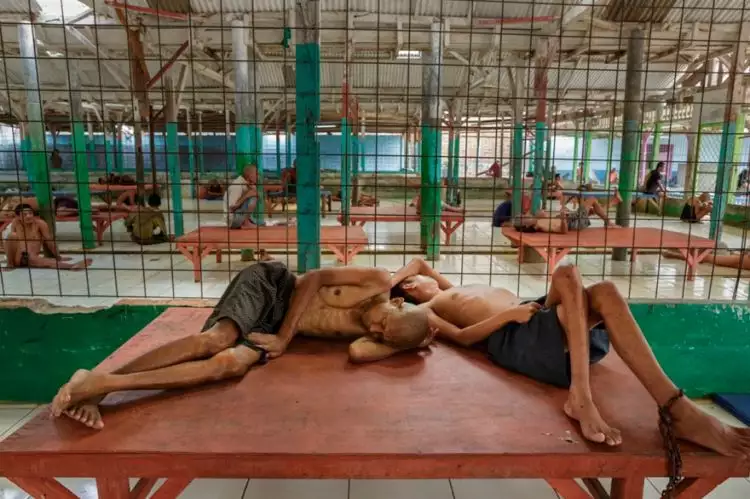 15 Potret pemasungan di Indonesia ini dijamin bikin mengelus dada