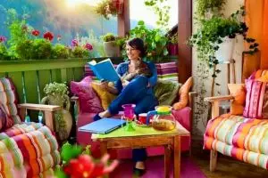 25 Ide dekorasi dengan furnitur warna-warni untuk rumah kecilmu