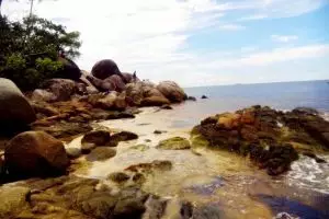 Pasir putih & batuan di pantai 'Laskar Pelangi' ini pukau para turis
