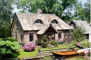 21 Rumah dengan bentuk wajah manusia, disengaja atau enggak ya?