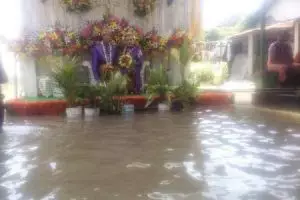 Pesta pernikahan ini berlangsung di atas genangan banjir, duh kasihan!