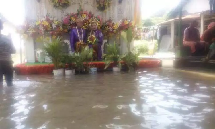 Pesta pernikahan ini berlangsung di atas genangan banjir, duh kasihan!