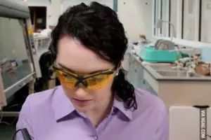 Aksi wanita dalam foto ini mengundang tawa, apa ya 5 kesalahannya? 