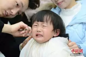 10 Ekspresi lucu anak kecil saat potong rambut, duh gemas deh!