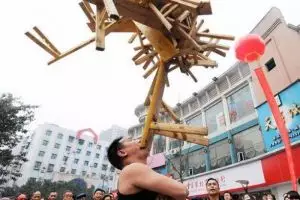 Pria ini mampu angkat kursi kayu seberat 75 kg pakai giginya, wow!