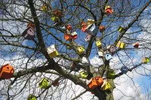 13 Rumah burung ini ternyata terbuat dari kayu bekas, keren ya!