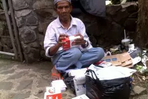 Bapak tua penjual amplop wafat, netizen berduka...