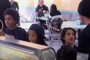 Pelajaran dari ayah yang menghukum anaknya di tempat umum, terenyuh!