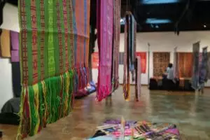 Beda nasib dengan batik, tenun bikinnya susah tapi dihargai murah