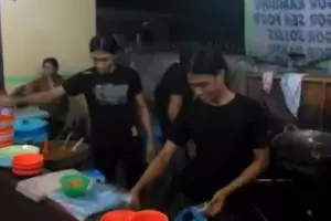 4 Penjual bebek penyet ini ternyata kembar identik, bikin bingung ya!