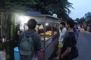 Jualan pakai gerobak PKL,  80 kg kulit ayam goreng ludes dalam 3 jam