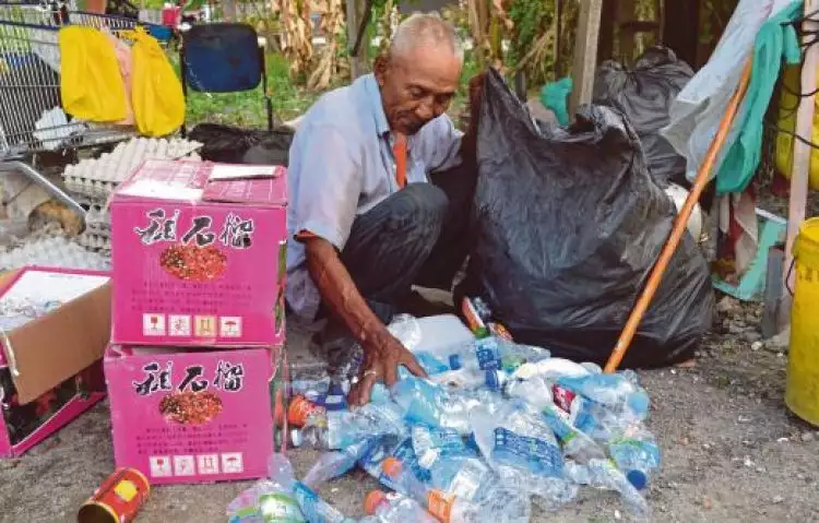 Kakek 78 tahun ini kumpulkan sampah demi wujudkan cita-cita naik haji!