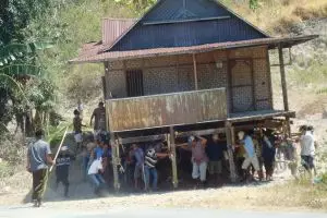Tradisi pindah rumah ala suku Bugis ini unik, hanya ada di Indonesia!