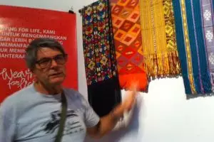 Kain tenun Indonesia digilai turis mancanegara, wow!