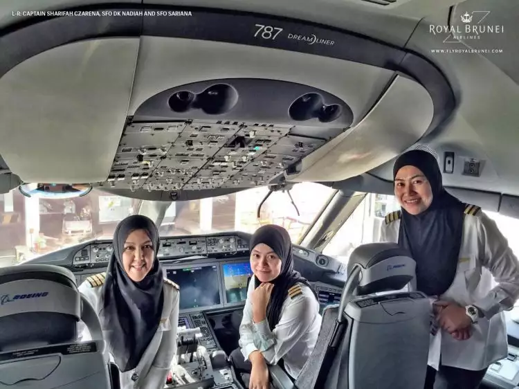 Pertama dalam sejarah, pilot wanita mendaratkan pesawat di Arab Saudi