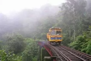 17 Aksi sopir truk menantang maut ini bikin geleng kepala, ngeri!