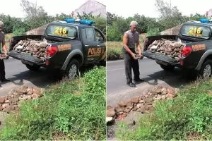 Polisi ini punya 'kerjaan sampingan' singkirkan batu di jalan, mulia!