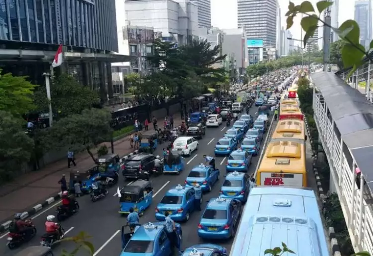 Demo, ribuan taksi 'parkir' di jalanan protokol Ibu Kota, duh!