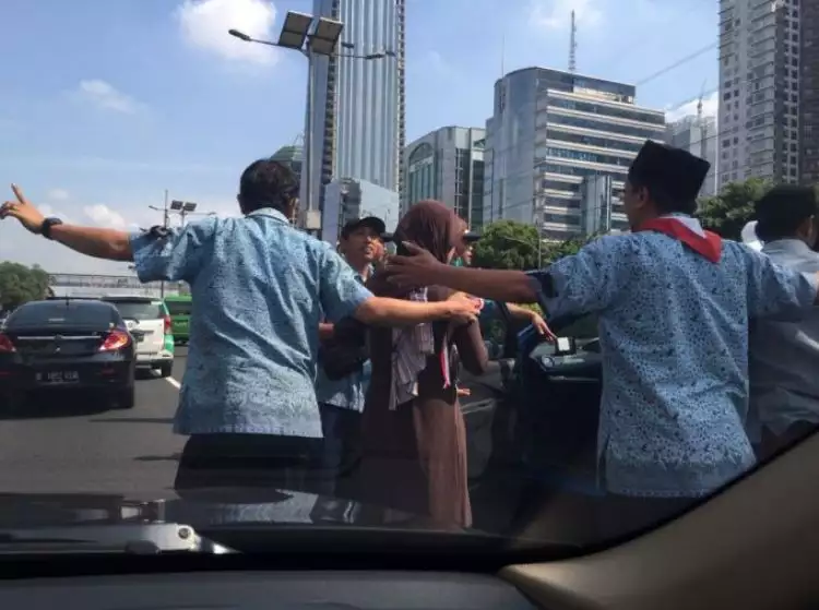Demo sopir taksi Jakarta, ibu gendong anak diturunkan di jalan tol