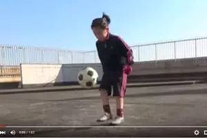 Gadis cilik 7 tahun ini lihai banget juggling bola, keren!