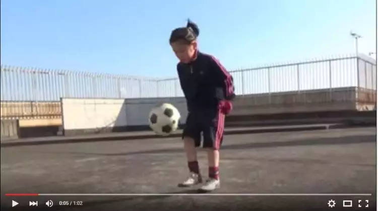 Gadis cilik 7 tahun ini lihai banget juggling bola, keren!