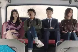 15 Hal ini sering dilakukan saat menunggu bus, nomor 13 kamu banget!