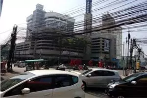 Kabel bergelantungan di Bandung dipindahkan ke bawah tanah, keren! 