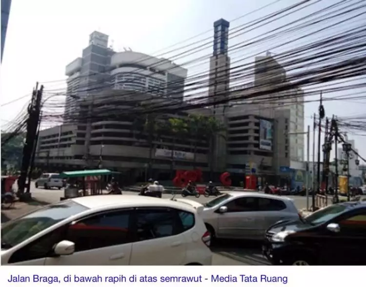 Kabel bergelantungan di Bandung dipindahkan ke bawah tanah, keren! 