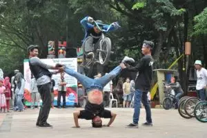 Mereka tak sekadar 'gowes' tapi menghibur dengan sepedanya, salut!