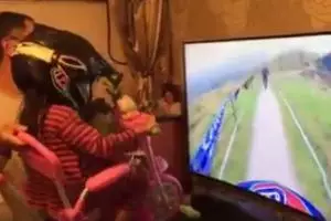 Aksi bapak dan anak 'balapan sepeda' ini dijamin bikin ketawa ngakak