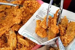 Suka makan gorengan? Hati-hati jangan membungkusnya dengan koran!