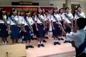 Penampilan paduan suara ini memukau, dirigennya bikin gagal fokus!