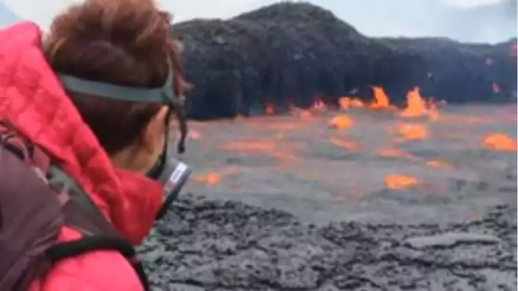Letupan lava langka di gunung api ini diburu banyak wisatawan, wow!