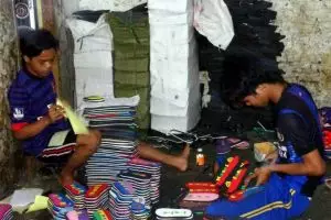 Tak diduga, sandal unik bikinan anak-anak putus sekolah ini laris