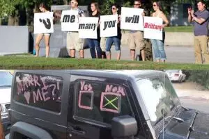 23 Ide lamaran konyol demi mendapatkan belahan jiwa, ciyeeee!